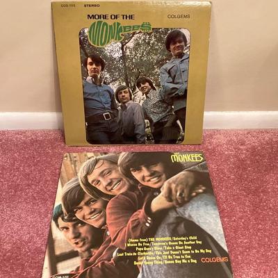 LOT 78: Vintage Vinyl - Albums, Record Holder and 45s (Frank Sinatra, Beatles, Rolling Stones and More