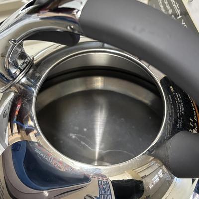 LOT 83: Farberware 11-qt Stockpot, George Forman Grill & Epicurious Teapot