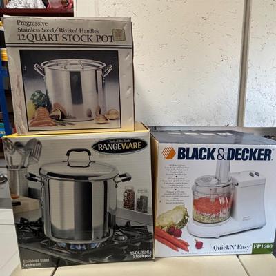 LOT 86: Black and Decker Quick N Easy Food Processor FP1200, Range Ware 16qt Stock Pot & Progressive 12qt Stock Pot