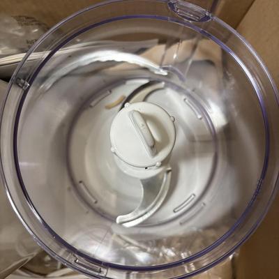 LOT 86: Black and Decker Quick N Easy Food Processor FP1200, Range Ware 16qt Stock Pot & Progressive 12qt Stock Pot