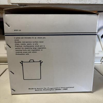 LOT 86: Black and Decker Quick N Easy Food Processor FP1200, Range Ware 16qt Stock Pot & Progressive 12qt Stock Pot