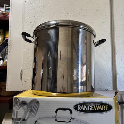 LOT 86: Black and Decker Quick N Easy Food Processor FP1200, Range Ware 16qt Stock Pot & Progressive 12qt Stock Pot