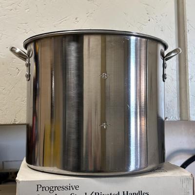 LOT 86: Black and Decker Quick N Easy Food Processor FP1200, Range Ware 16qt Stock Pot & Progressive 12qt Stock Pot