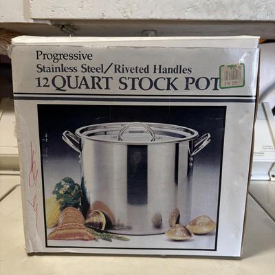 LOT 86: Black and Decker Quick N Easy Food Processor FP1200, Range Ware 16qt Stock Pot & Progressive 12qt Stock Pot