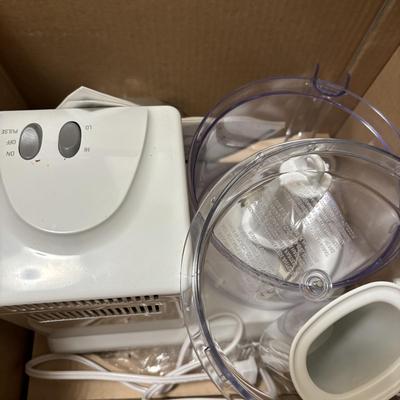 LOT 86: Black and Decker Quick N Easy Food Processor FP1200, Range Ware 16qt Stock Pot & Progressive 12qt Stock Pot