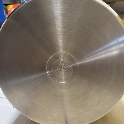 LOT 86: Black and Decker Quick N Easy Food Processor FP1200, Range Ware 16qt Stock Pot & Progressive 12qt Stock Pot