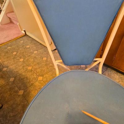 LOT 109: MCM Kitchen Table w/4 Chairs