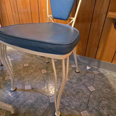 LOT 109: MCM Kitchen Table w/4 Chairs