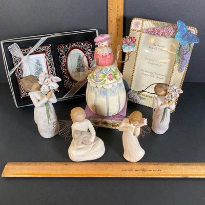 LOT 165: Jim Shore "Winter Blossoms", Willow Tree Pair of "Beautiful Wishes", "Angel of Kindness",...