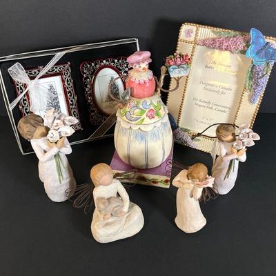 LOT 165: Jim Shore "Winter Blossoms", Willow Tree Pair of "Beautiful Wishes", "Angel of Kindness",...