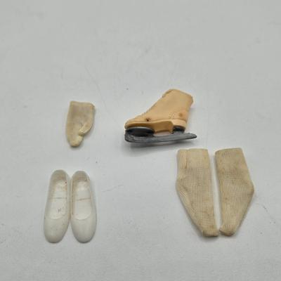 LOT 10X: 1962 Barbie Case, 1958 Blonde Ponytail Barbie ( MCMLVIII ) , 1958 Brunette Bubble Hairstyle Barbie ( MCMLVIII) , Clothing,...