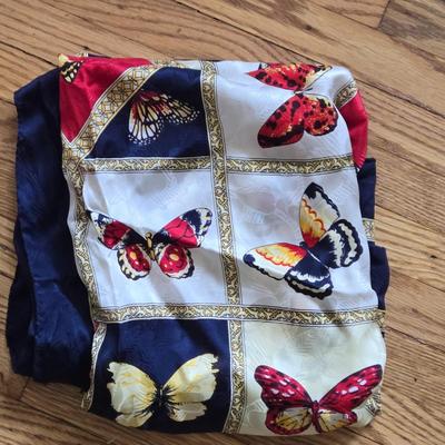 LOT 17Y: Vera Bradley Bag and Multiple Women's Scarves