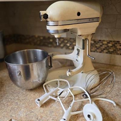 LOT 29K: Kitchenaid Stand Mixer