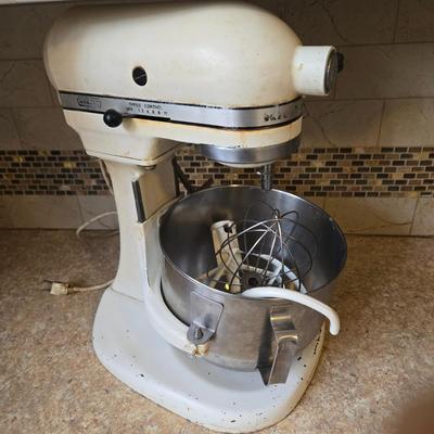 LOT 29K: Kitchenaid Stand Mixer