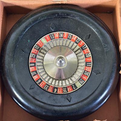 LOT 90L: Vintage Lowe Travel Board Game Kit