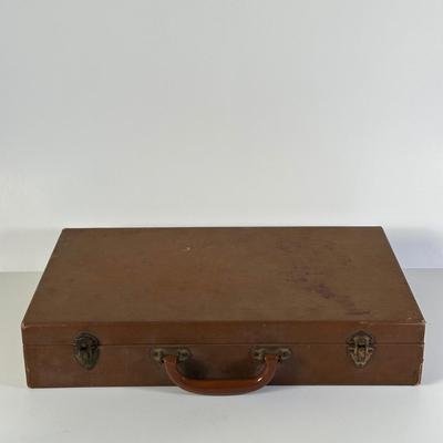 LOT 90L: Vintage Lowe Travel Board Game Kit