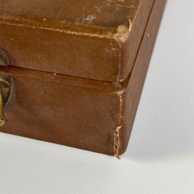 LOT 90L: Vintage Lowe Travel Board Game Kit