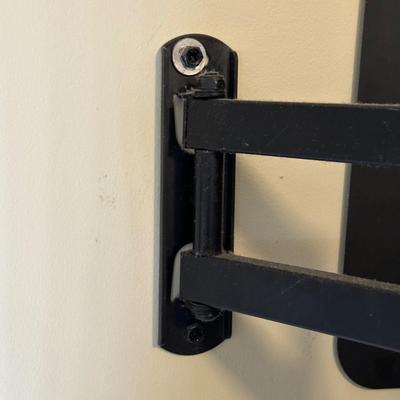 LOT 102Y: Toshiba LCD TV 32LF221U19 W/ Wall Mount Included