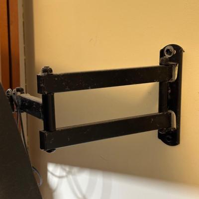 LOT 102Y: Toshiba LCD TV 32LF221U19 W/ Wall Mount Included