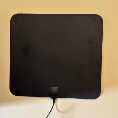 LOT 102Y: Toshiba LCD TV 32LF221U19 W/ Wall Mount Included