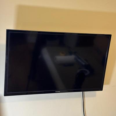 LOT 102Y: Toshiba LCD TV 32LF221U19 W/ Wall Mount Included