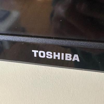 LOT 102Y: Toshiba LCD TV 32LF221U19 W/ Wall Mount Included