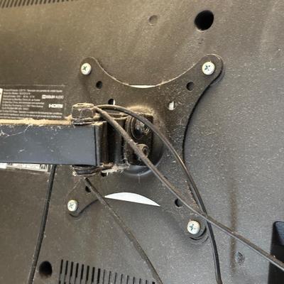 LOT 102Y: Toshiba LCD TV 32LF221U19 W/ Wall Mount Included