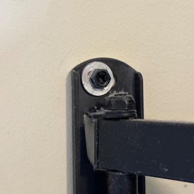 LOT 102Y: Toshiba LCD TV 32LF221U19 W/ Wall Mount Included