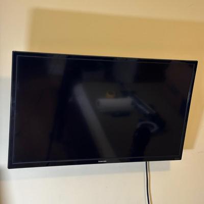 LOT 102Y: Toshiba LCD TV 32LF221U19 W/ Wall Mount Included