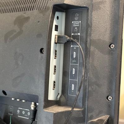 LOT 102Y: Toshiba LCD TV 32LF221U19 W/ Wall Mount Included