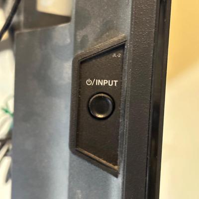 LOT 102Y: Toshiba LCD TV 32LF221U19 W/ Wall Mount Included