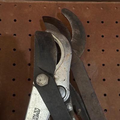 LOT 115G: Gardening Tool Essentials, Scotts Spreader & More