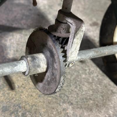 LOT 115G: Gardening Tool Essentials, Scotts Spreader & More