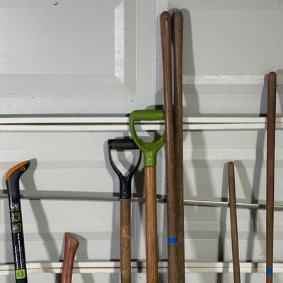 LOT 115G: Gardening Tool Essentials, Scotts Spreader & More