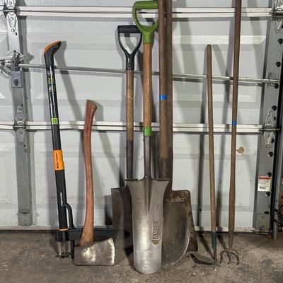 LOT 115G: Gardening Tool Essentials, Scotts Spreader & More