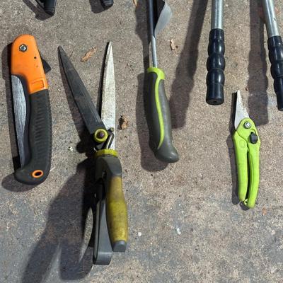 LOT 115G: Gardening Tool Essentials, Scotts Spreader & More