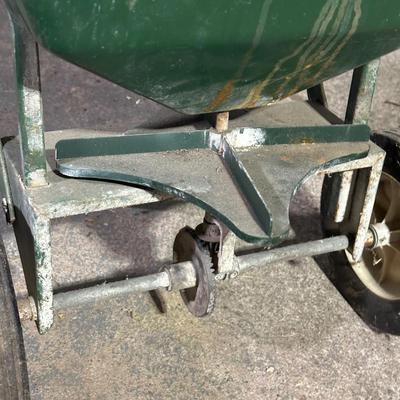 LOT 115G: Gardening Tool Essentials, Scotts Spreader & More