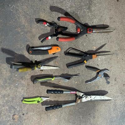 LOT 115G: Gardening Tool Essentials, Scotts Spreader & More