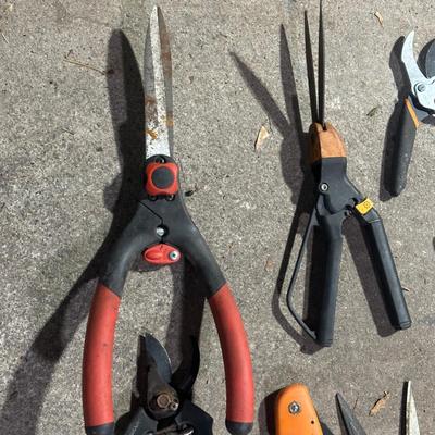 LOT 115G: Gardening Tool Essentials, Scotts Spreader & More