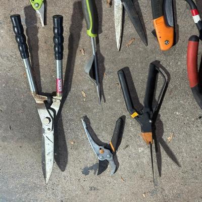 LOT 115G: Gardening Tool Essentials, Scotts Spreader & More