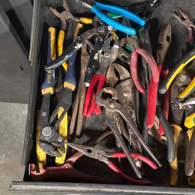 LOT 118G: Craftsman 5 Drawer Work Bench w/ All Tools & Contents Included