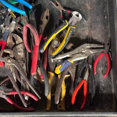 LOT 118G: Craftsman 5 Drawer Work Bench w/ All Tools & Contents Included