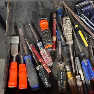 LOT 118G: Craftsman 5 Drawer Work Bench w/ All Tools & Contents Included