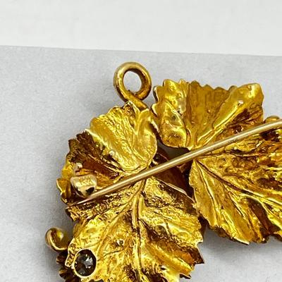 LOT 164J: 14K Yellow Gold Vintage Diamond and Pearl Frog on Leaf Brooch with Matching Screwback Earrings - 19.6 GTW