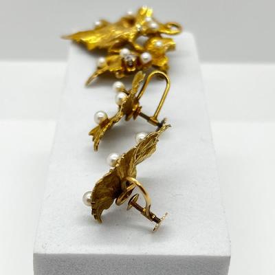 LOT 164J: 14K Yellow Gold Vintage Diamond and Pearl Frog on Leaf Brooch with Matching Screwback Earrings - 19.6 GTW