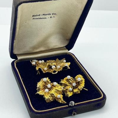 LOT 164J: 14K Yellow Gold Vintage Diamond and Pearl Frog on Leaf Brooch with Matching Screwback Earrings - 19.6 GTW