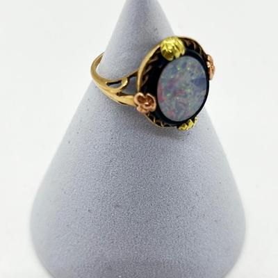 LOT 167J: 10K Yellow Gold and Opal Ring - Size 6.5 - 3.7 GTW
