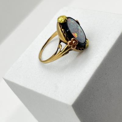 LOT 167J: 10K Yellow Gold and Opal Ring - Size 6.5 - 3.7 GTW