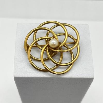 LOT 170J: 14K Yellow Gold and Pearl Pin/Brooch Signed Carl Art - 7.4 GTW