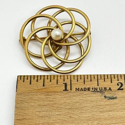 LOT 170J: 14K Yellow Gold and Pearl Pin/Brooch Signed Carl Art - 7.4 GTW